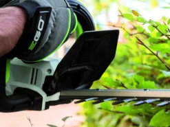 PROMO EGO Taille-haies à Batterie EGO HT 2410E Brushless - 56V - 2.5 Ah - 61 Cm -Outils D'Élagage De Jardin promo ego taille haies batterie ego ht 2410e brushless 56v 2 5 ah 61 cm lamier et poigne 33596 2 1647956235 IMG 6239d10b6e8d8