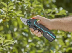 Sécateur à Batterie Gardena AssistCut Avec Batterie Intégrée 3.7V/2 Ah 37 Sécateur à Batterie Gardena AssistCut Avec Batterie Intégrée 3.7V/2 Ah -Outils D'Élagage De Jardin scateur batterie gardena assistcut avec batterie intgre 3 7v 2 ah caractristiques principales et dtails techniques 36067 4 1659360135 IMG 62e7d3875f560