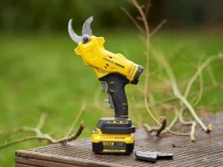 Sécateur électrique De Taille Stanley SFMCPP32M1-QW - Batterie De 20V/4Ah 29 Sécateur électrique De Taille Stanley SFMCPP32M1-QW - Batterie De 20V/4Ah -Outils D'Élagage De Jardin scateur lectrique de taille stanley sfmcpp32m1 qw batterie de 20v 4ah scateur lectrique stanley sfmcpp32m1 qw 40610 1 1678809919 IMG 64109b3fad3d1