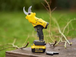 Sécateur électrique De Taille Stanley SFMCPP32M1-QW - Batterie De 20V/4Ah 35 Sécateur électrique De Taille Stanley SFMCPP32M1-QW - Batterie De 20V/4Ah -Outils D'Élagage De Jardin scateur lectrique de taille stanley sfmcpp32m1 qw batterie de 20v 4ah scateur lectrique stanley sfmcpp32m1 qw 40610 1 1678809920 IMG 64109b40eeb5b