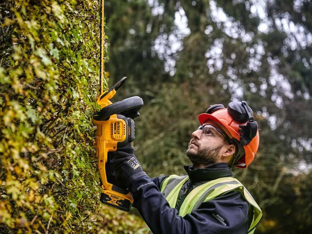 Taille-haies électrique à Batterie DEWALT DCMHT563P1-QW - Lame De 55cm - Batterie 18V 5Ah 2 Taille-haies électrique à Batterie DEWALT DCMHT563P1-QW - Lame De 55cm - Batterie 18V 5Ah – Image 2