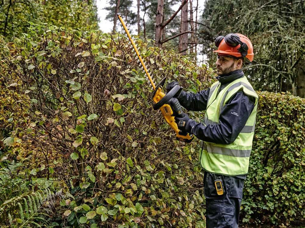 Taille-haies électrique à Batterie DEWALT DCMHT563P1-QW - Lame De 55cm - Batterie 18V 5Ah 4 Taille-haies électrique à Batterie DEWALT DCMHT563P1-QW - Lame De 55cm - Batterie 18V 5Ah – Image 4